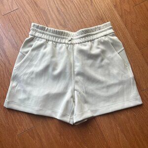 NEW Lululemon Softstream 4" shorts in Bone NWT